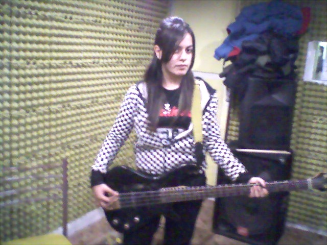 İrem bas gitarıyla