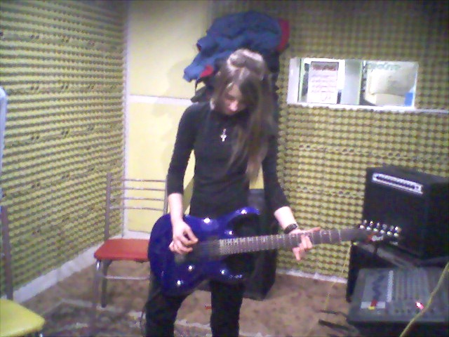 Şeyma elektro gitarıyla